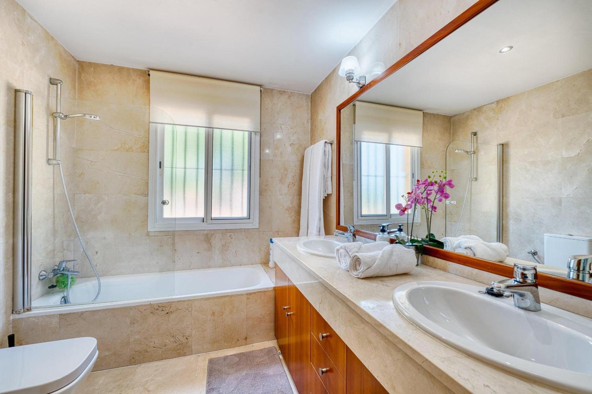 3068 Luxury Family Townhouse In Elviria, Holiday home Marbella