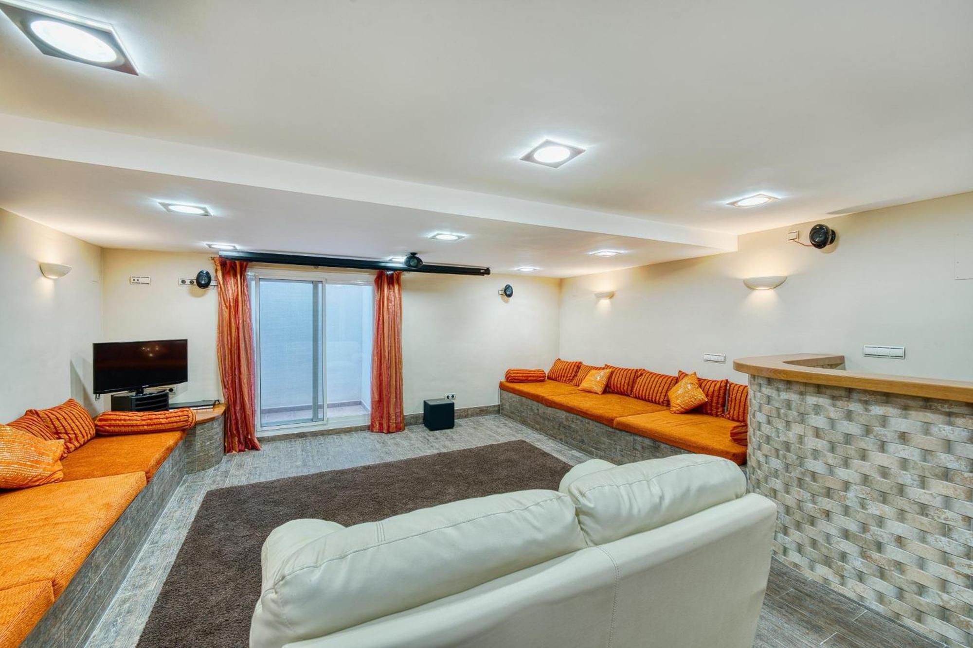 3068 Luxury Family Townhouse In Elviria, Holiday home *