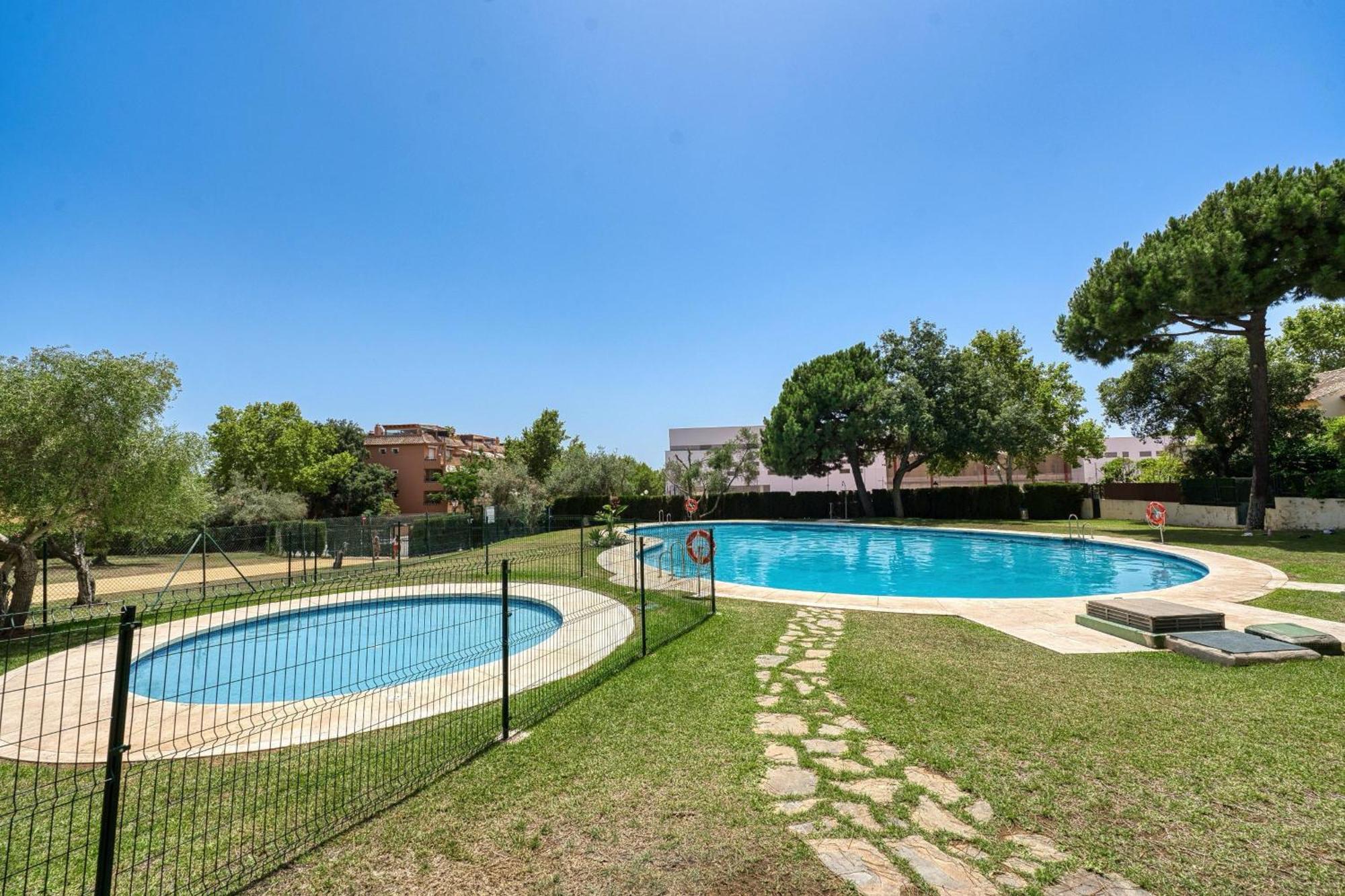 3068 Luxury Family Townhouse In Elviria, Holiday home *