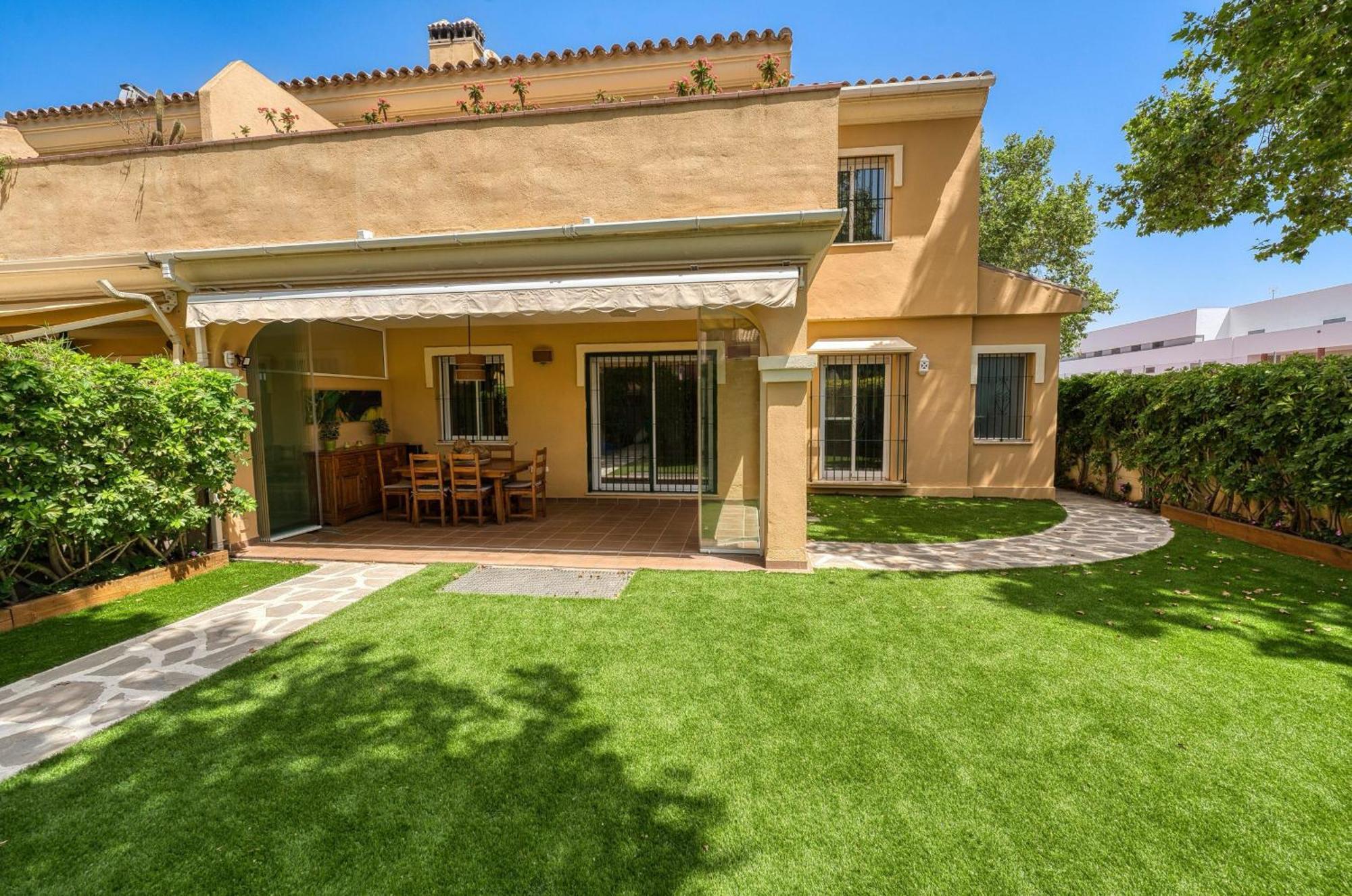3068 Luxury Family Townhouse In Elviria, Holiday home *